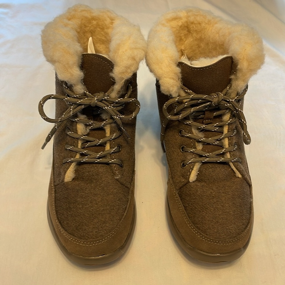 BEARPAW Cozy Brown Shearling-Lined Boots - Picture 2 of 7